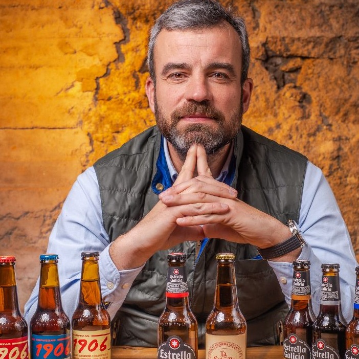 Santiago Miguelez posando con botellas de cerveza de Hijos de rivera