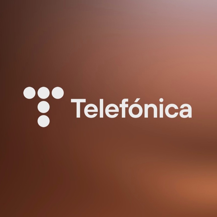 Logotipos de Telefónica y Cruz Roja sobre fondo marrón