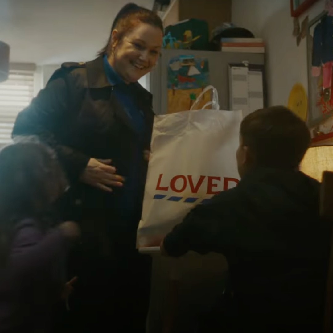 Familia en una cocina durante un anuncio de Tesco