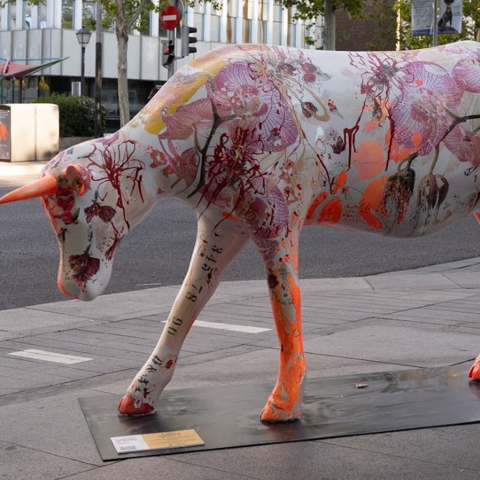 una escultura de una vaca decorada con colores