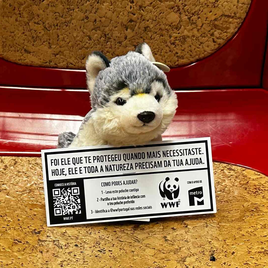 Peluche con cartel de WWF en el metro