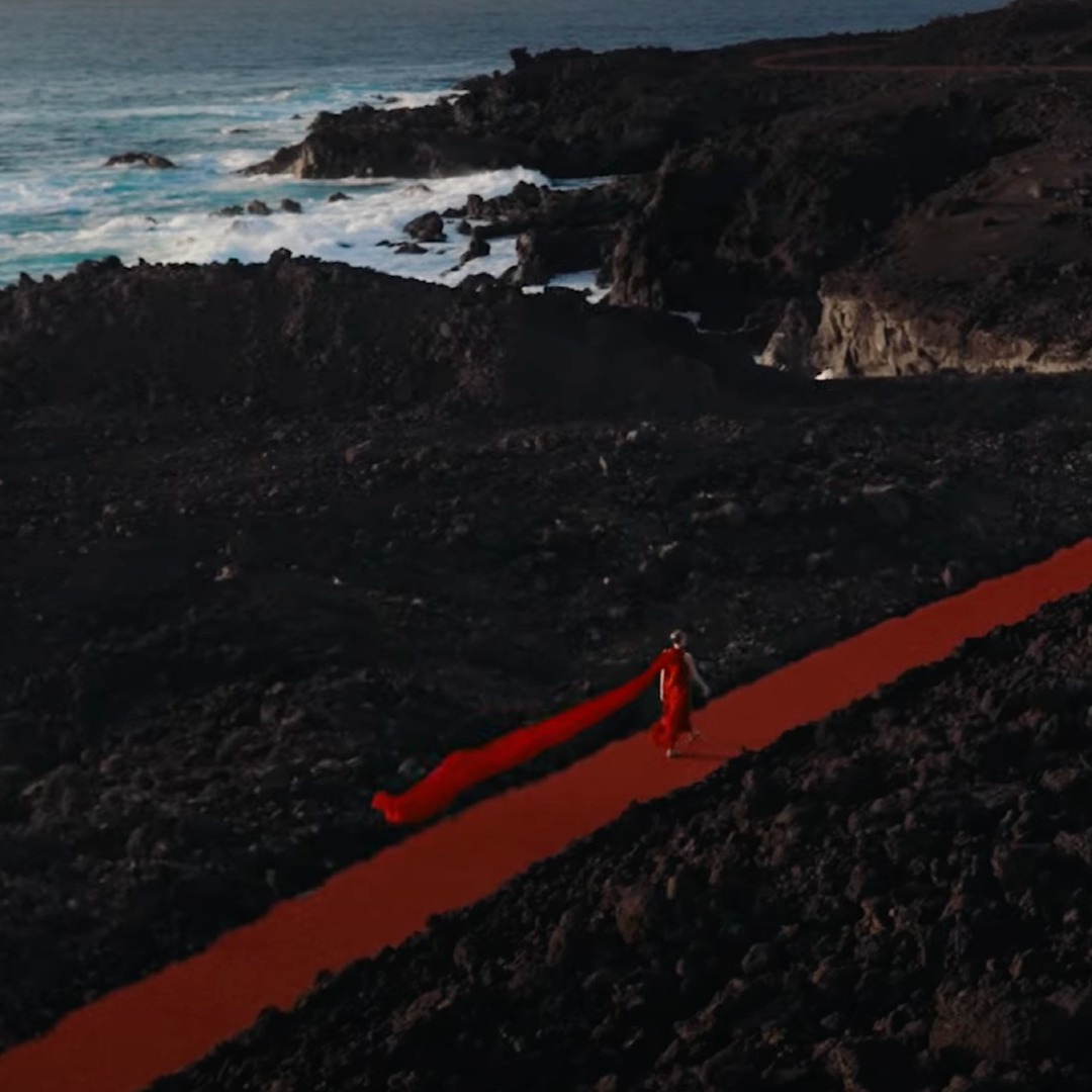 Modelo paseando por Lanzarote sobre una alfombra roja