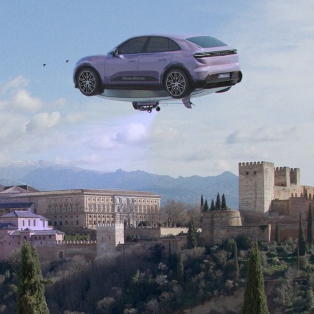 el zeppelin de porsche sobrevolando la alhambra y el ayuntamiento de madrid