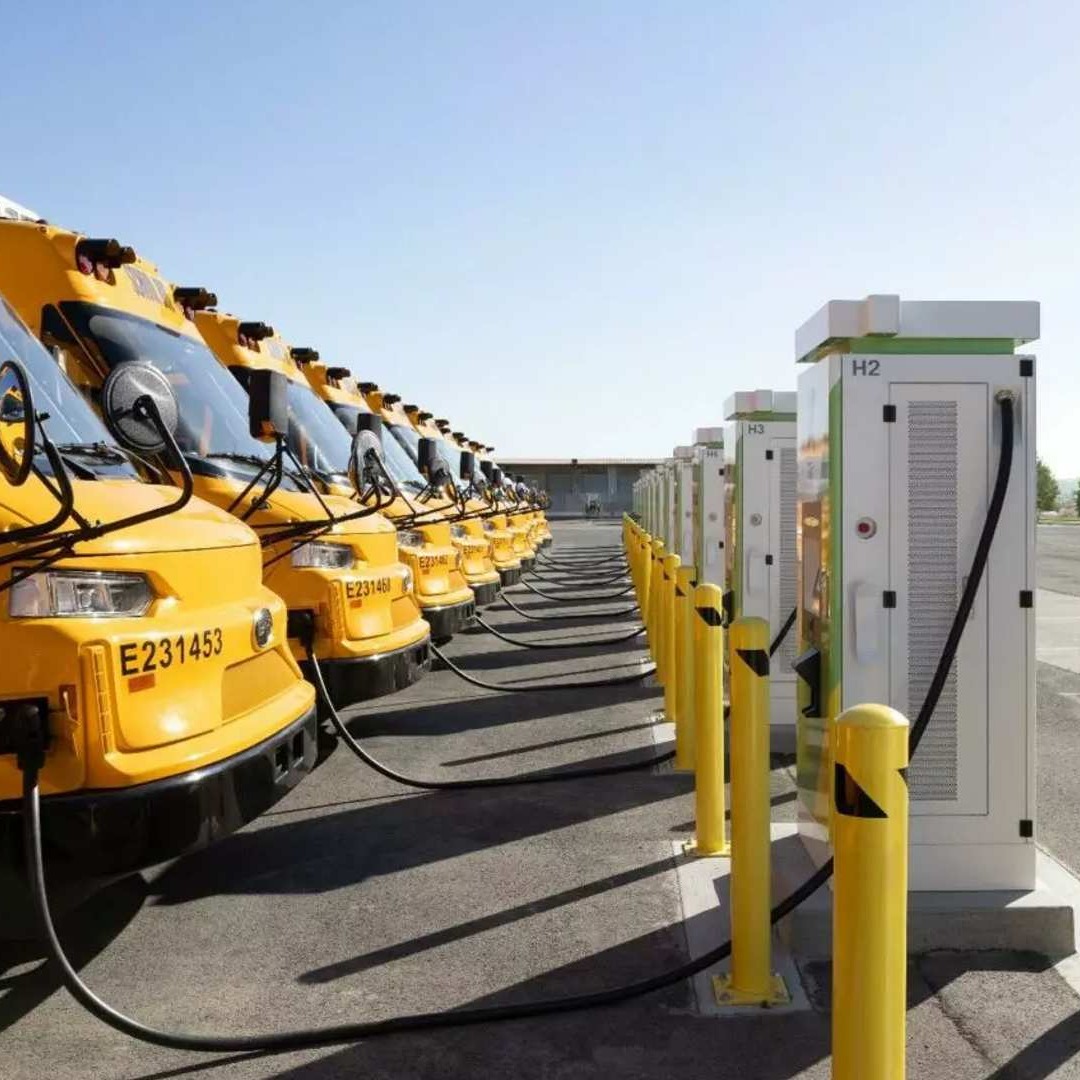 Autobuses escolares eléctricos cargando energía