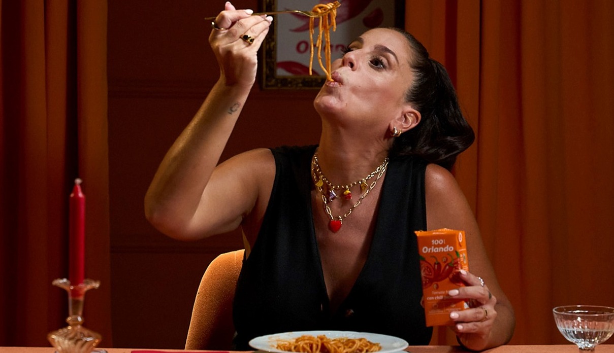 anabel pantoja comiendo spaguettis con la nueva salsa picante de Orlando en la mano