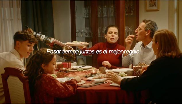 Familia cenando junta en el anuncio de Navidad de ElPozo