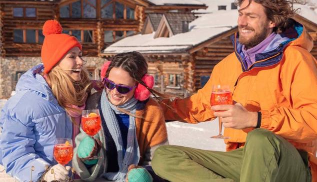 personas bebiendo Aperol en una estación de esquí