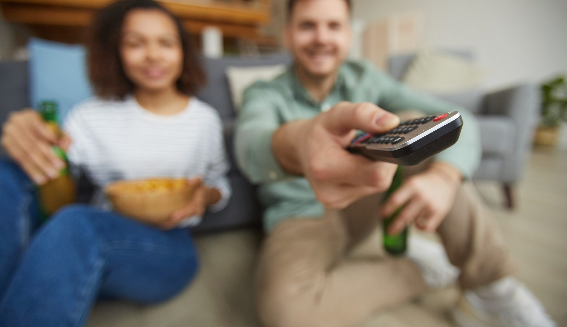 Una pareja viendo la television