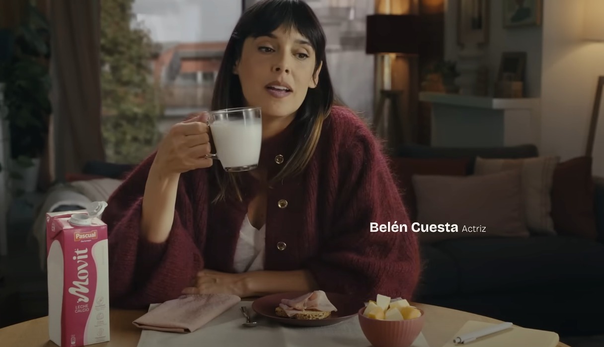 belen cuesta bebiendo una taza de leche