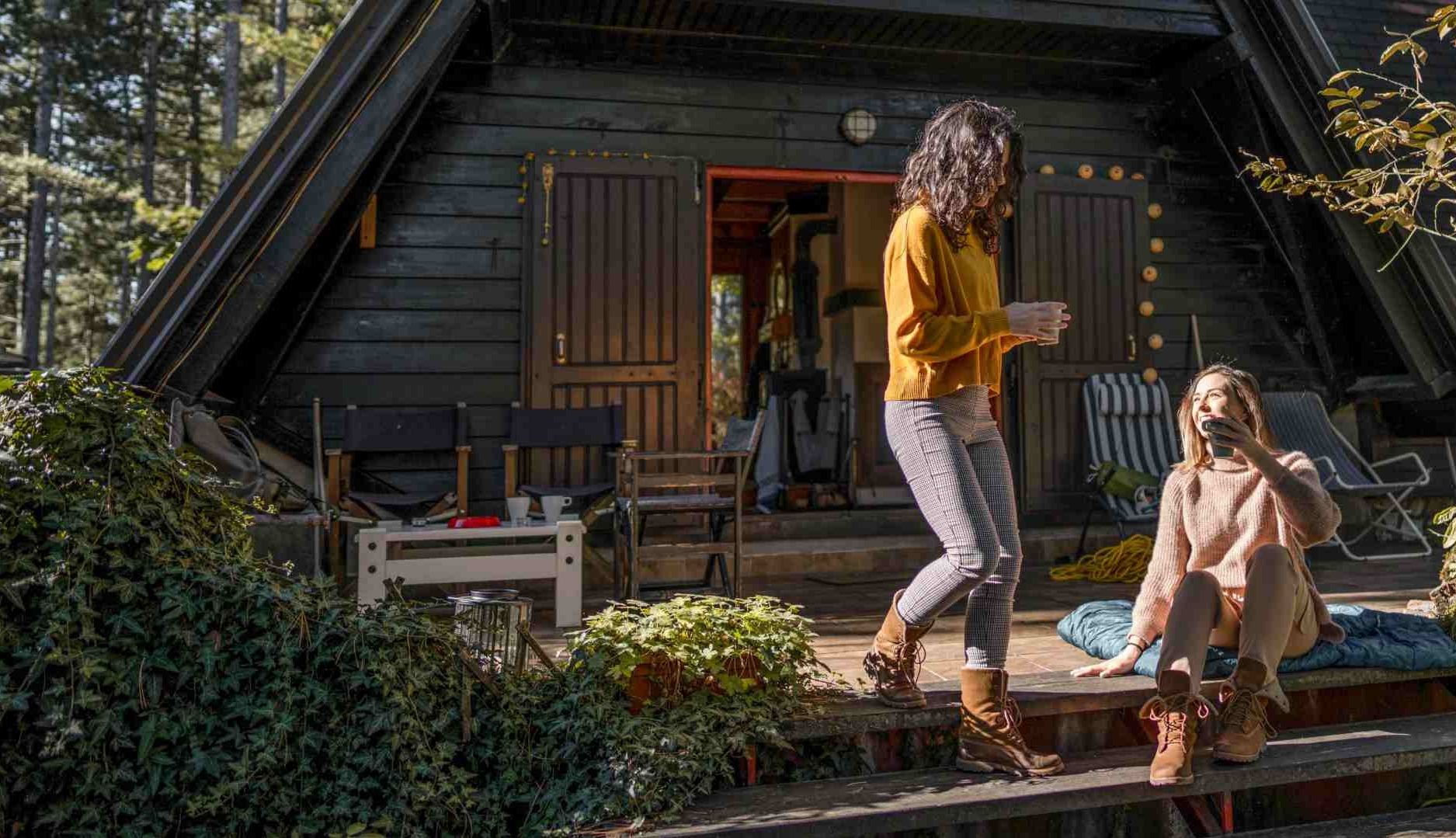 Dos chicas en una cabaña en el bosque