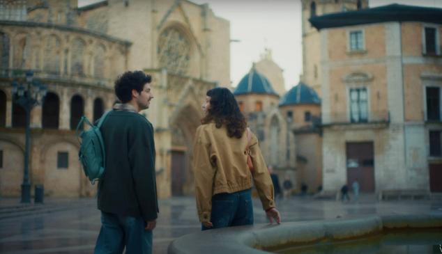 Una pareja visitando Valencia