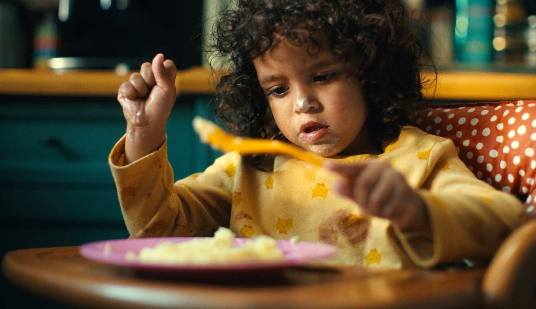 Niña pequeña comiendo