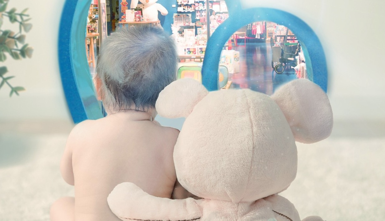 un muñeco de peluche abraza por la espalda a un bebé