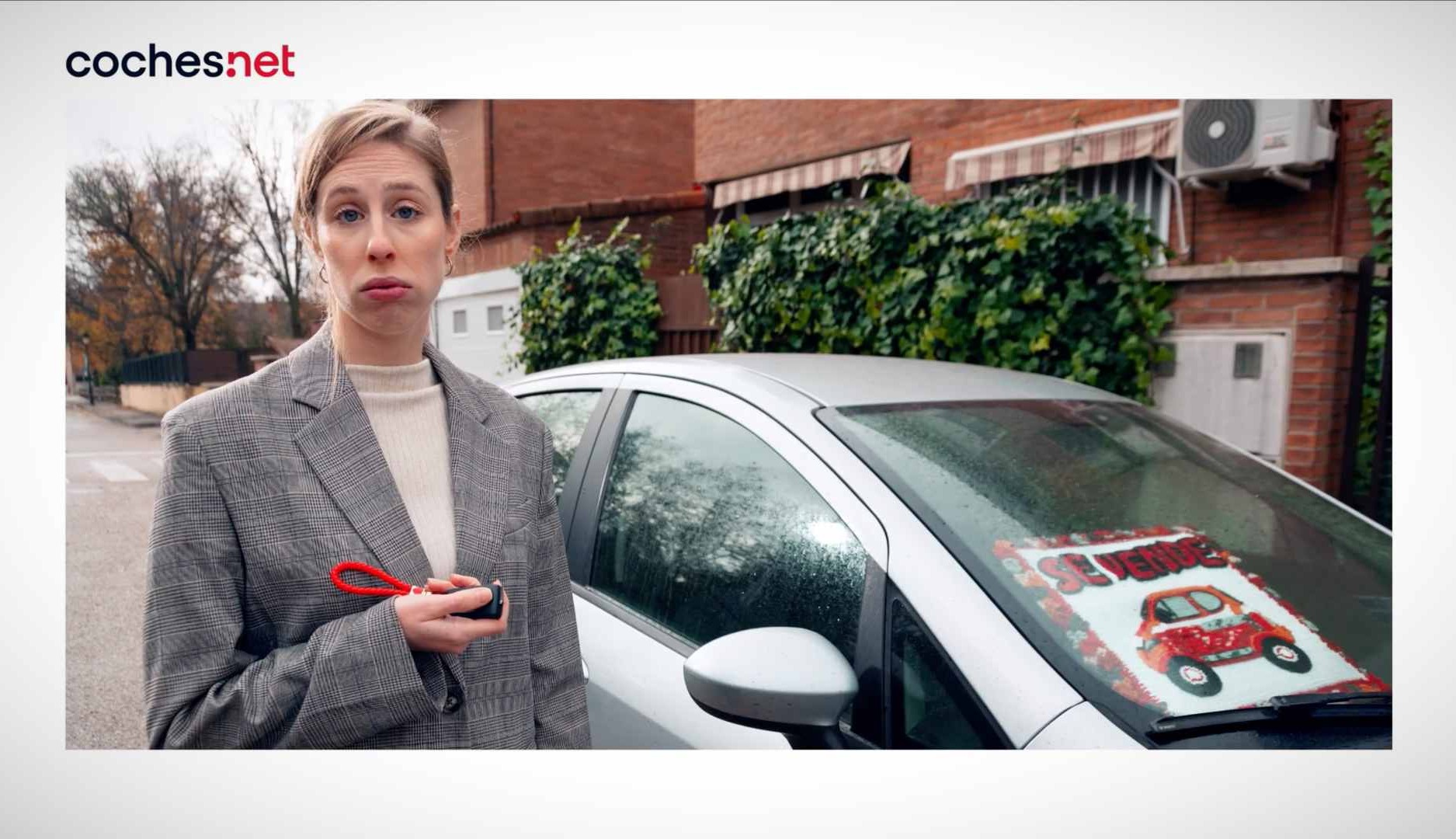 Una mujer junto a su coche en venta en la campaña de Coches.net