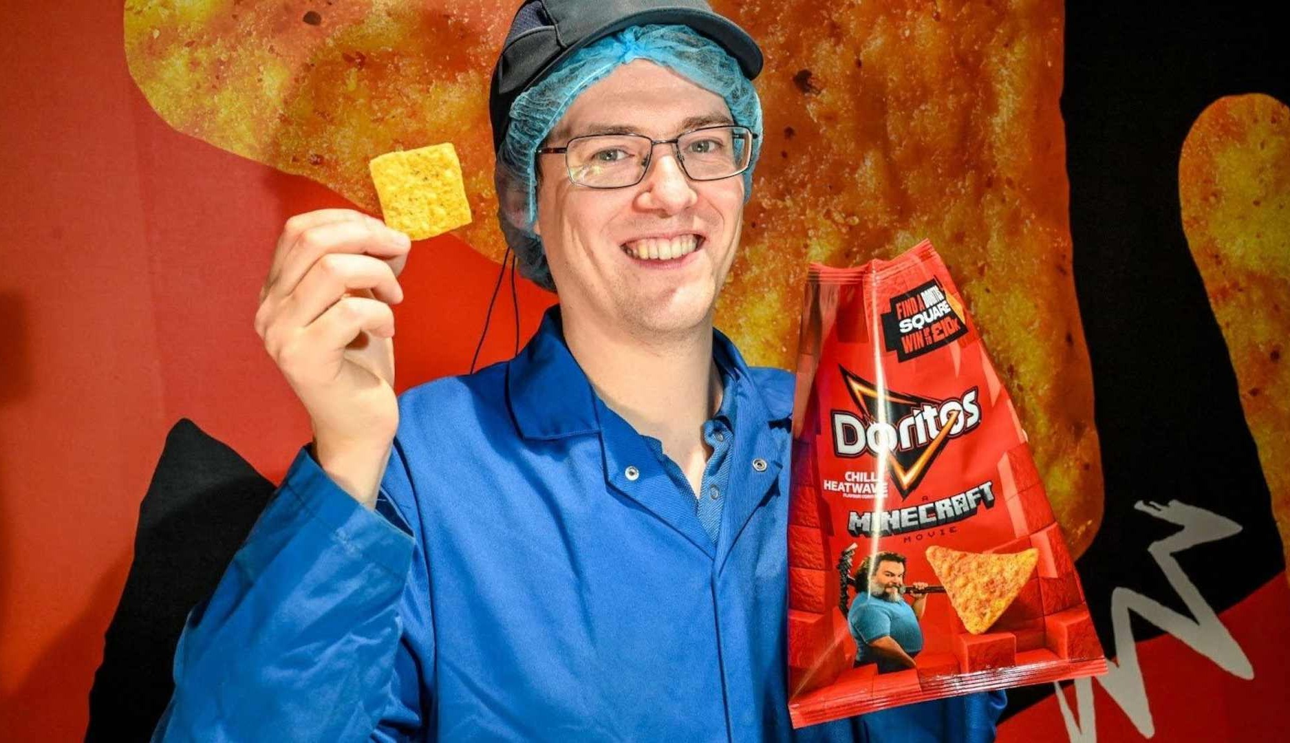 Hombre sujetando un Dorito cuadrado