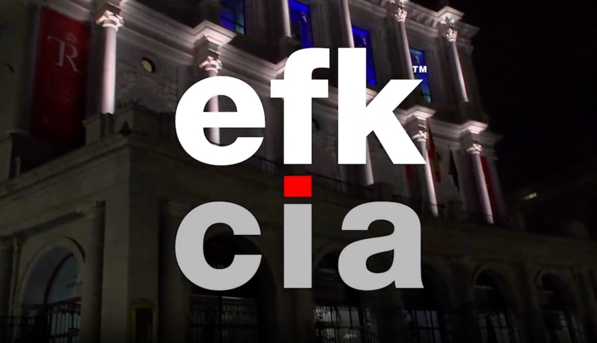 logotipo de los premios eficacia sobre una imagen nocturna del Teatro Real de Madrid