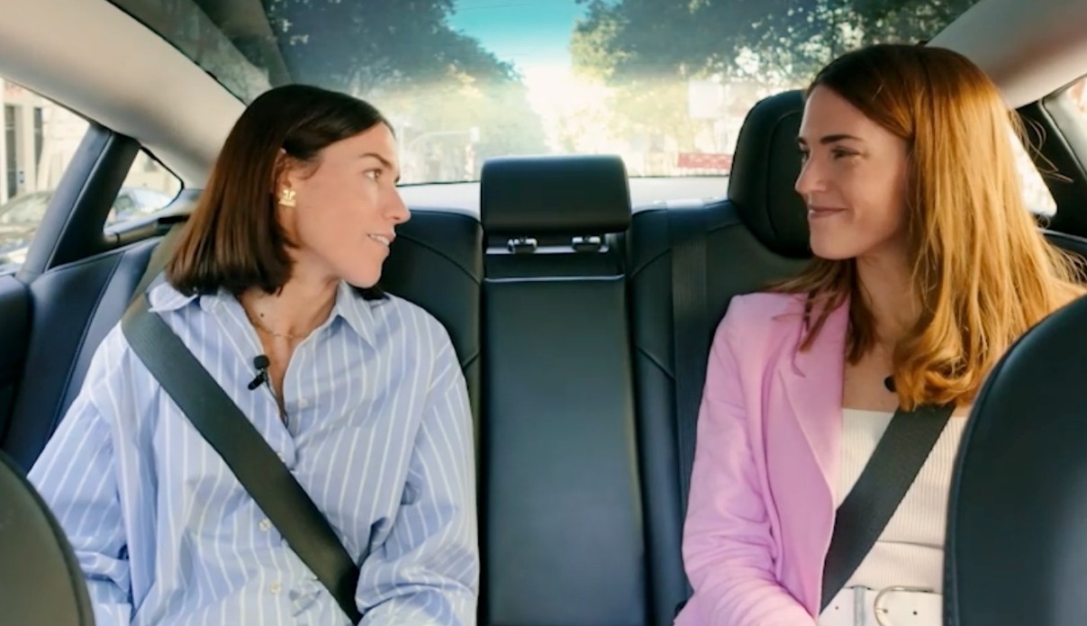 Silvia Echezarreta sentada en el coche con Natalia Marin durante la entrevista