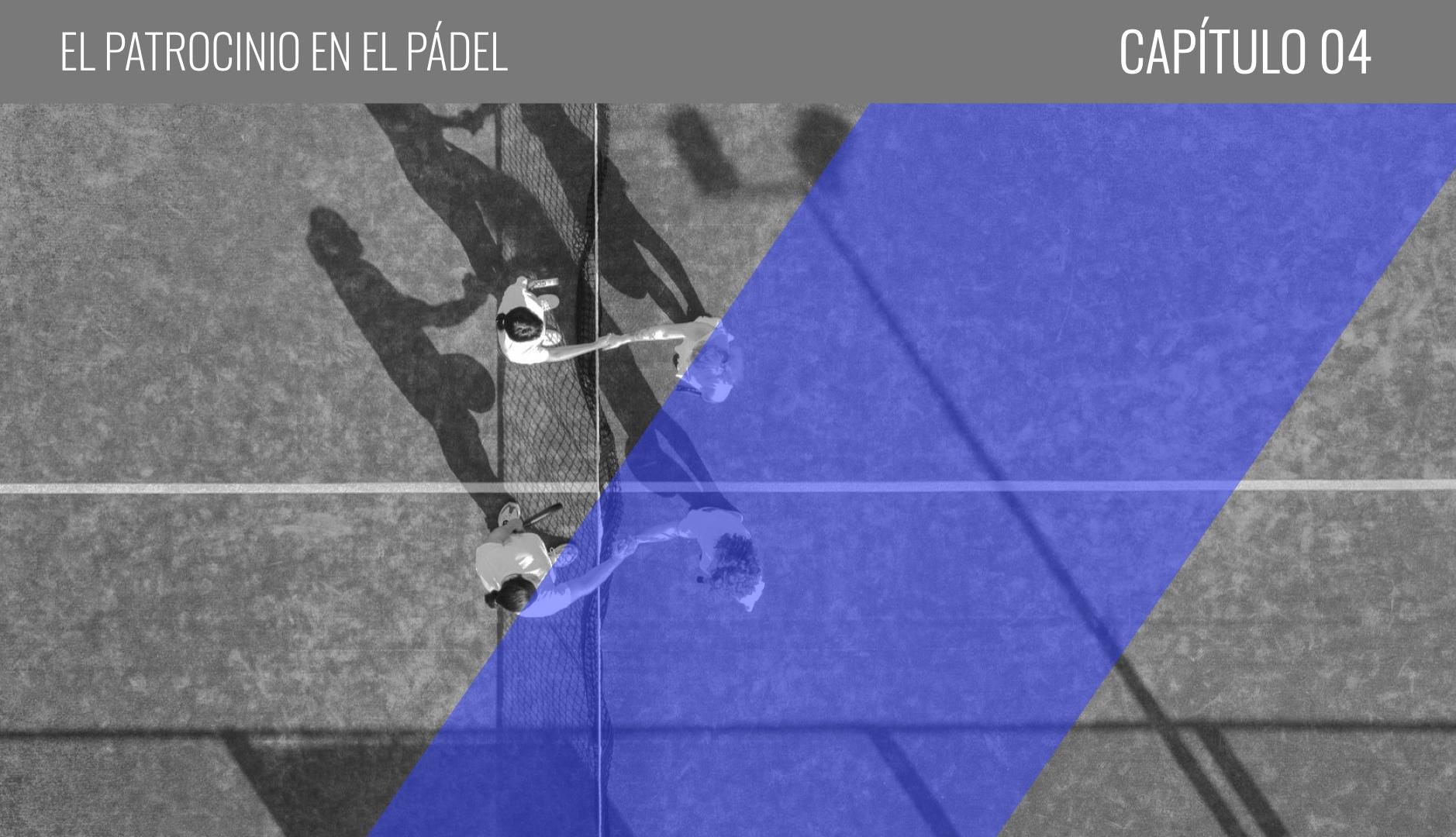 Plano cenital de cuatro jugadores sobre una pista de pádel