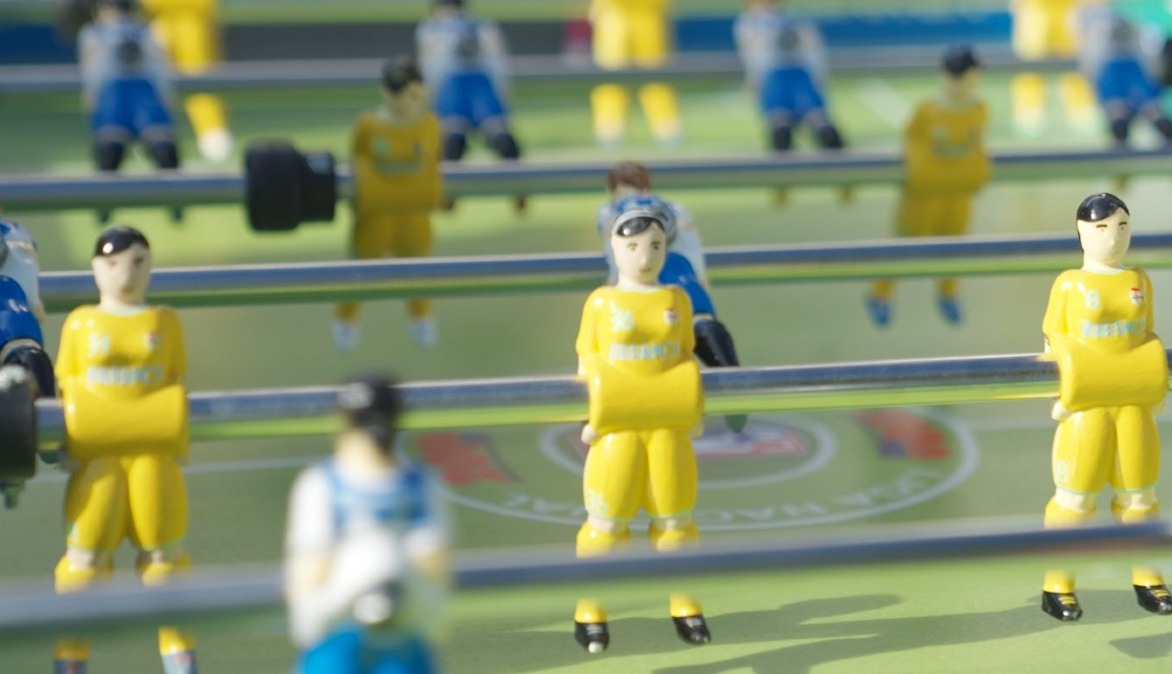 detalle del futbolín con las figuras femeninas