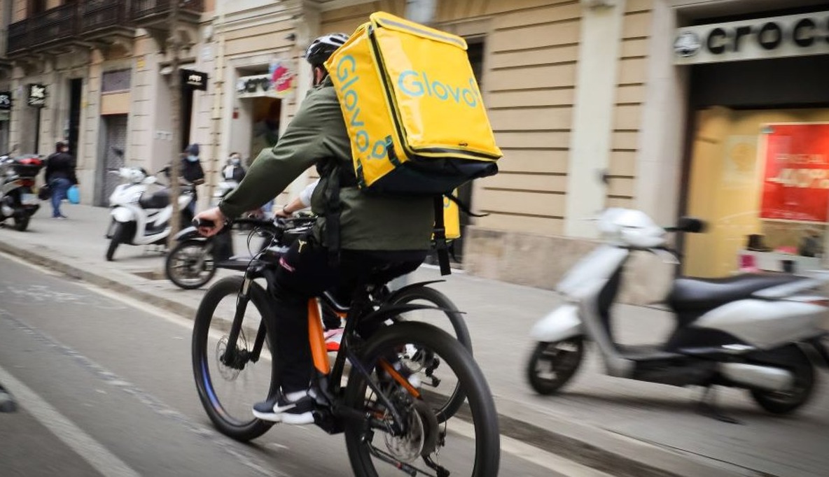 un repartidor de glovo en su bicicleta