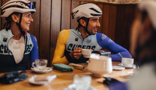 Ciclistas desayunando en un bar