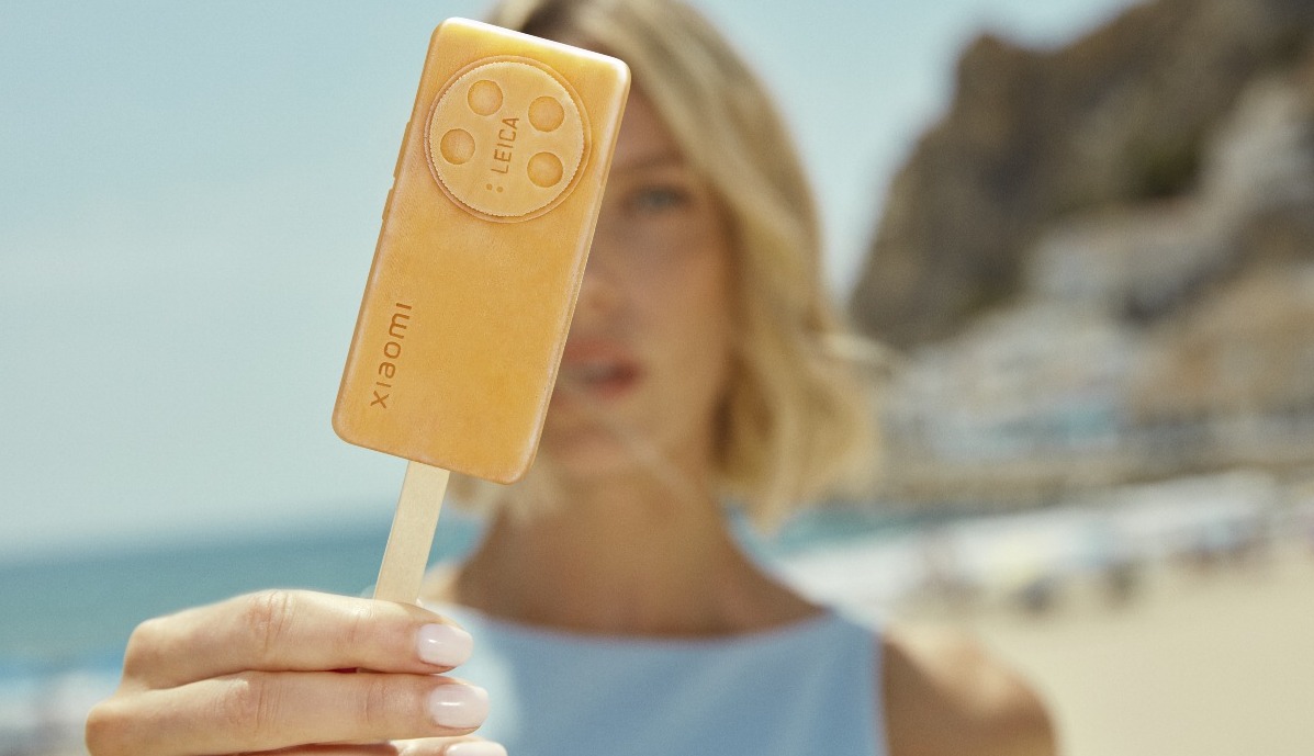 una chica muestra el helado con forma de teléfono