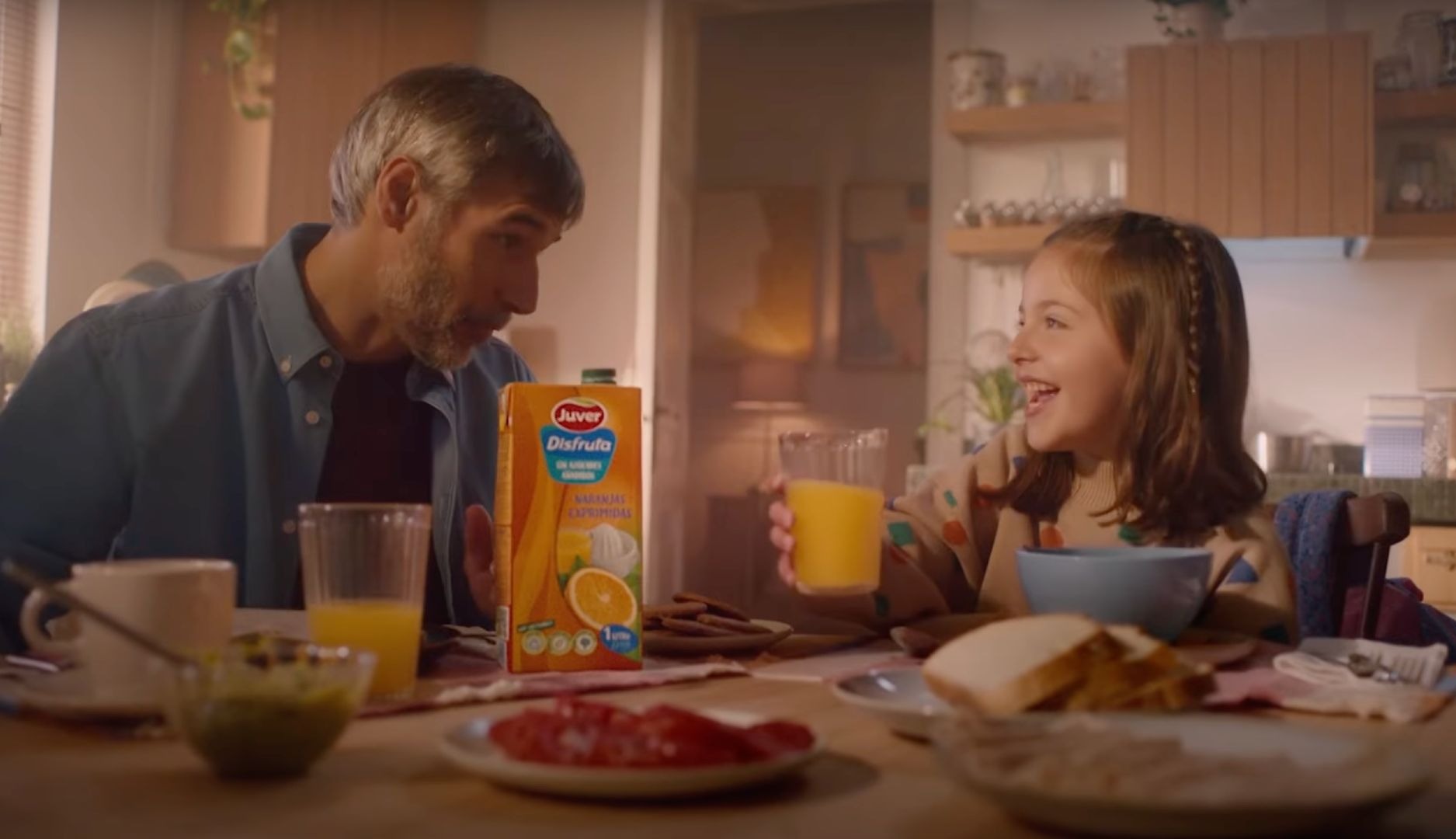 Un padre y su hija desayunando en un anuncio de Juver