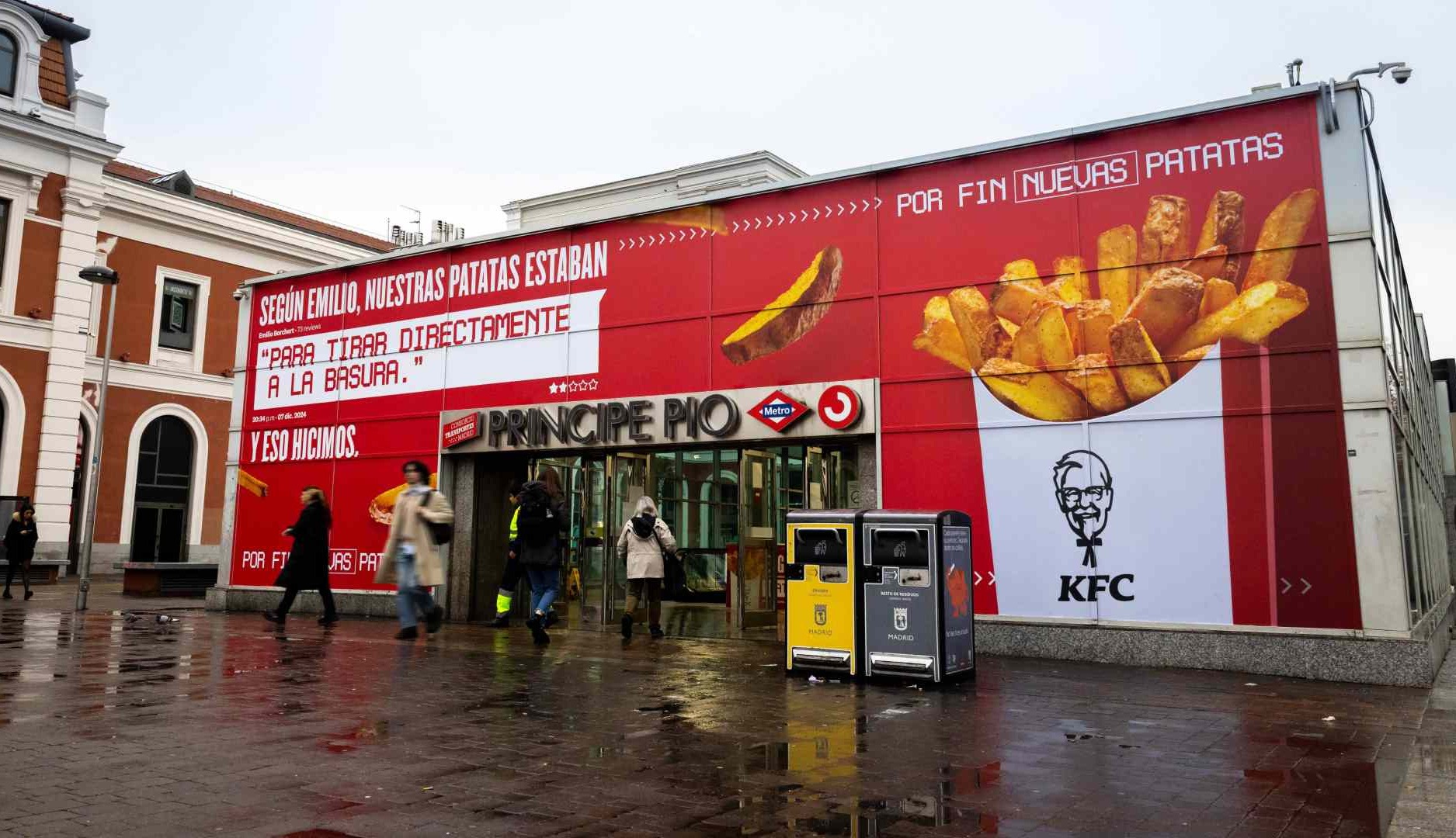 Acción de publicidad exterior de KFC en Príncipe Pío