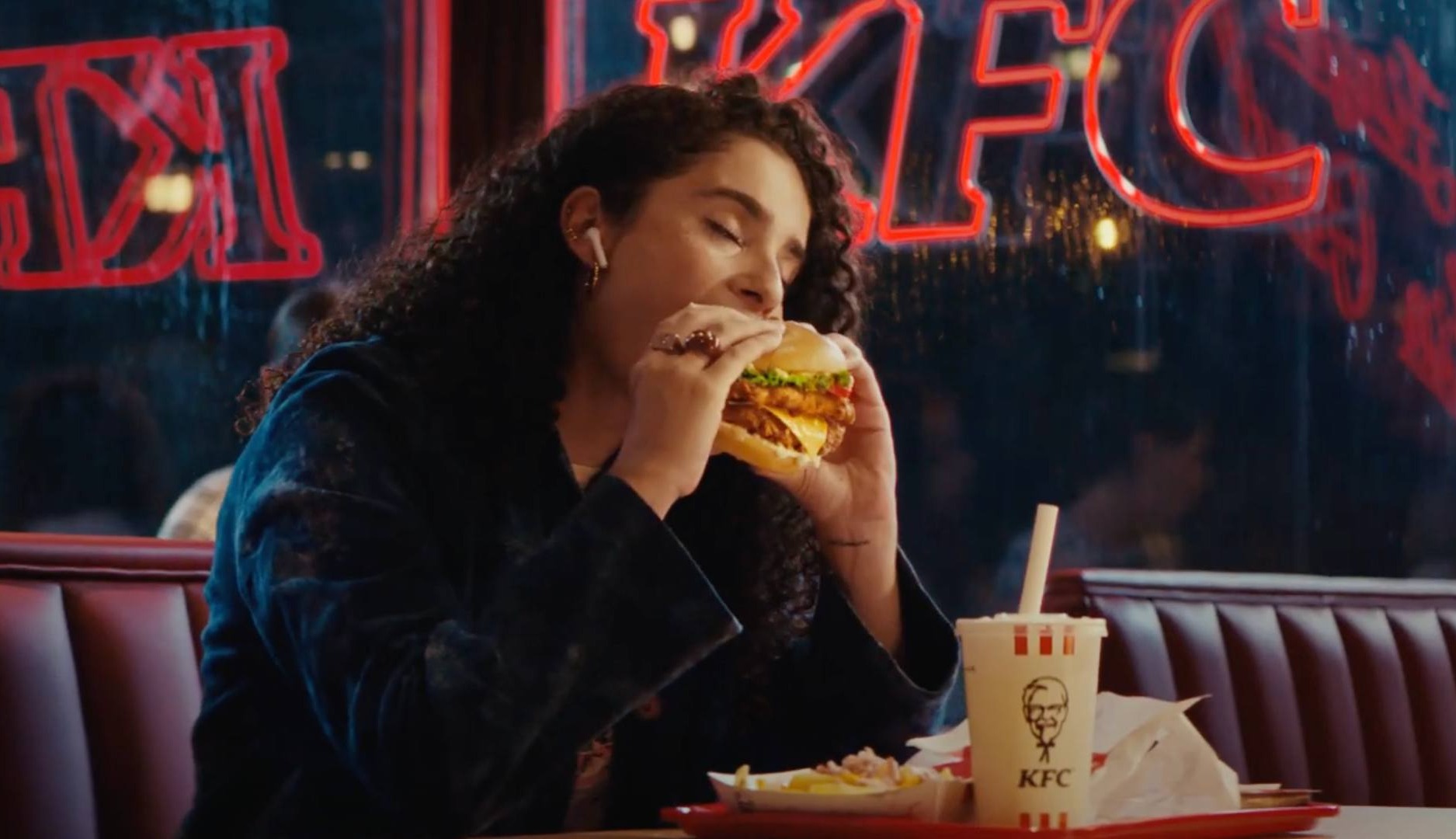 Chica comiendo hamburguesa kfc