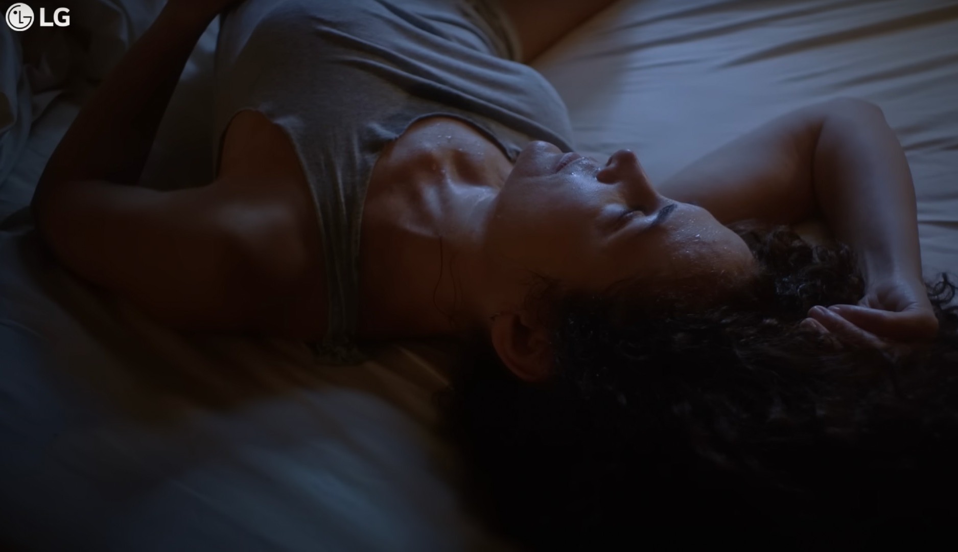 Mujer tumbada en la cama