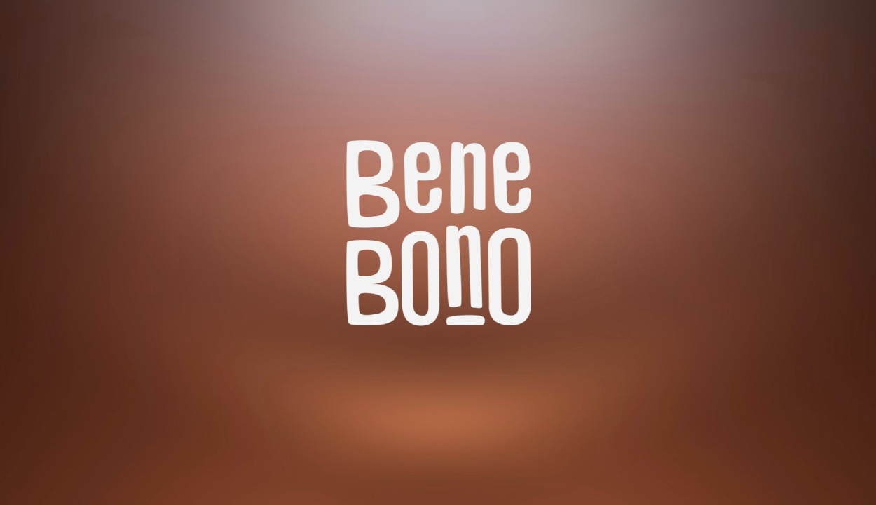 Logotipo de Bene Bono sobre fondo marrón