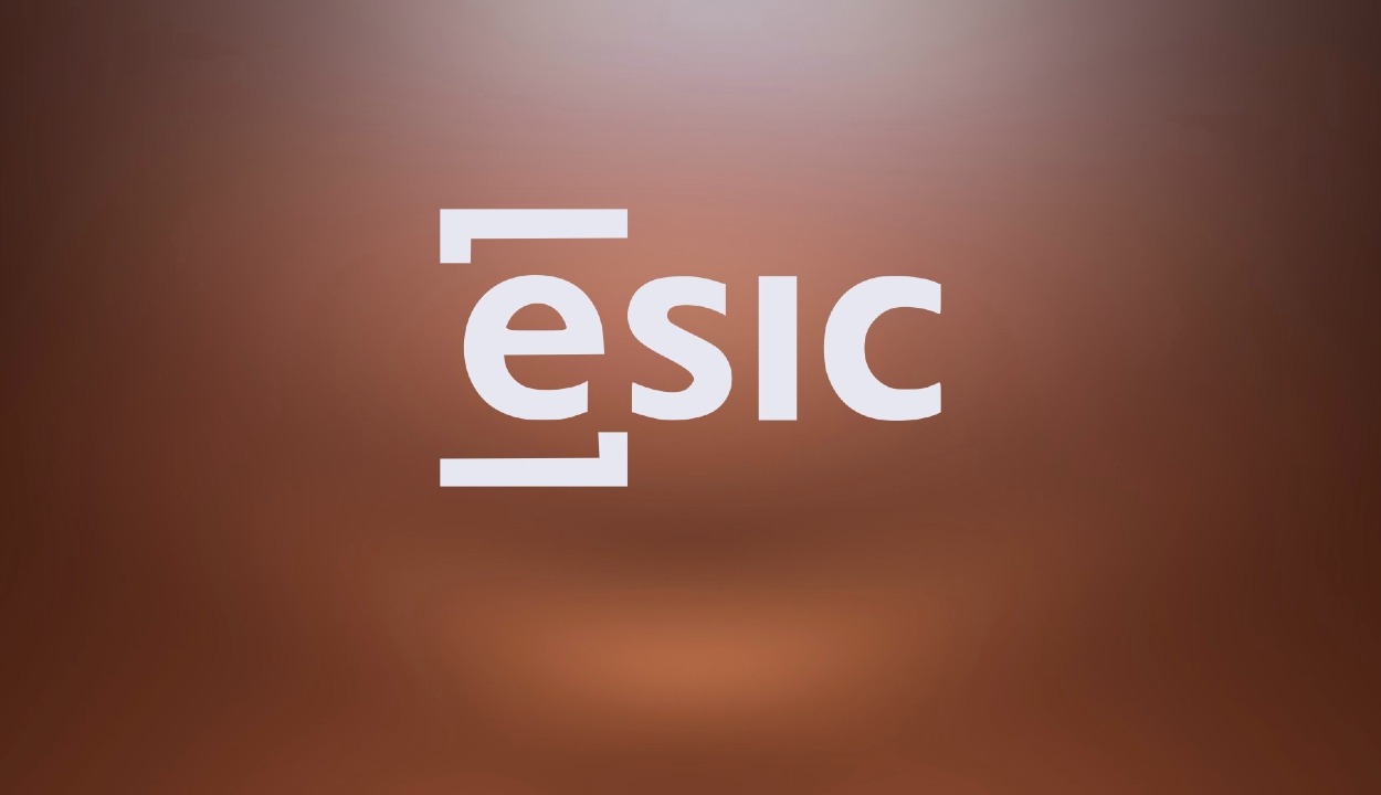 Logotipo de ESIC sobre fodo marrón