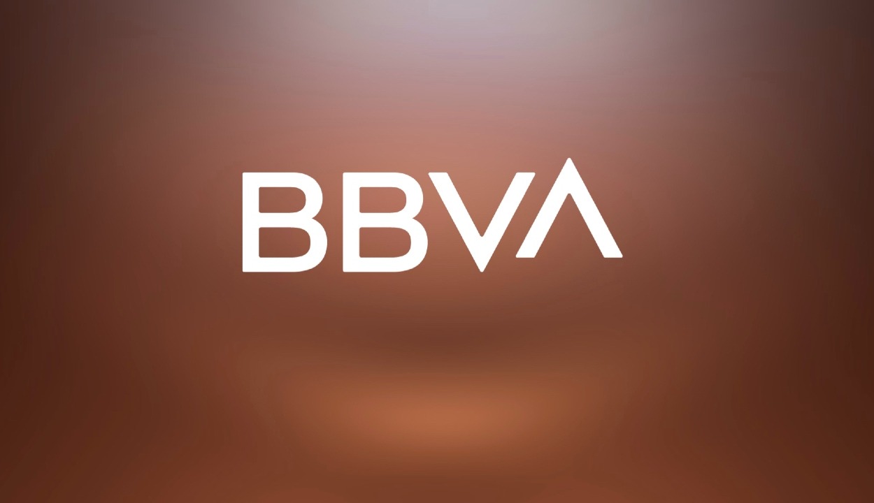 Logotipo de BBVA sobre fondo marrón