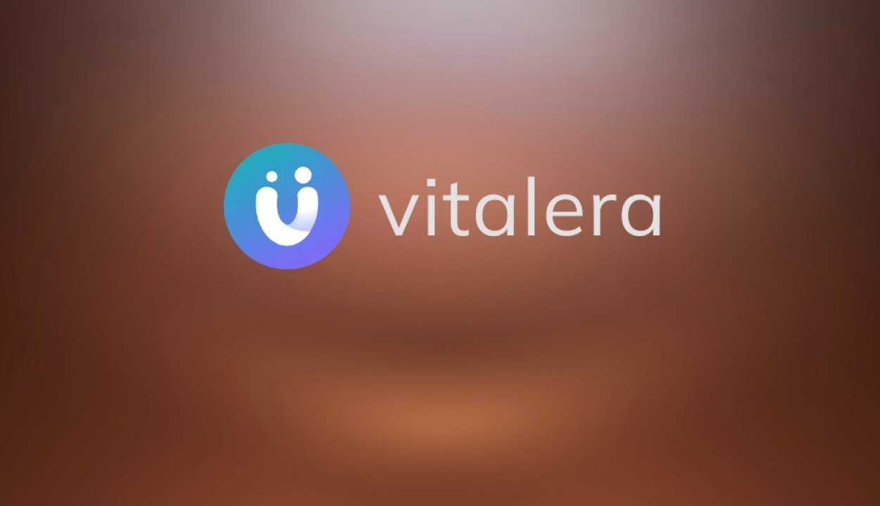 Logotipo Vitalera sobre fondo marrón