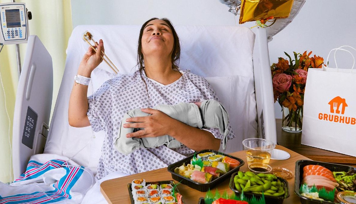 una madre recién parida comiendo sushi en la cama del hospital