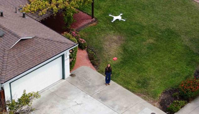 Un dron haciendo un reparto a domicilio