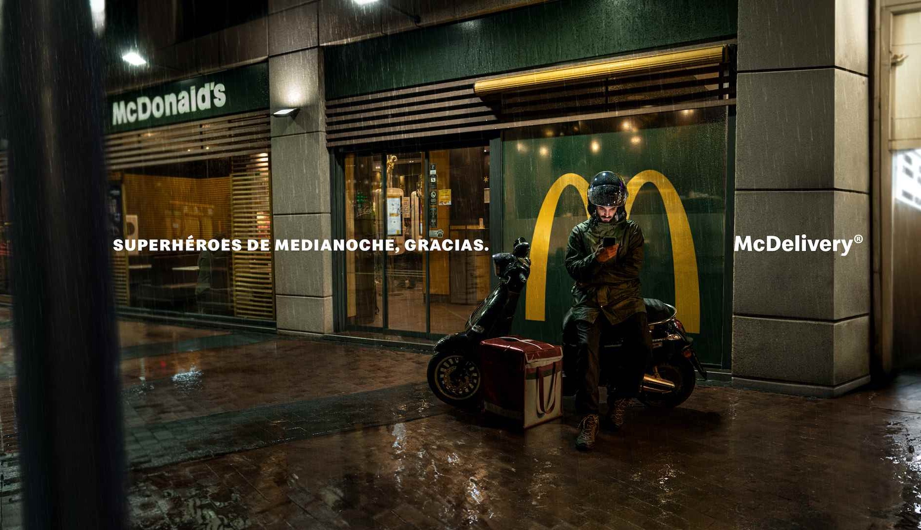 Repartidor de comida a domicilio de McDonald's