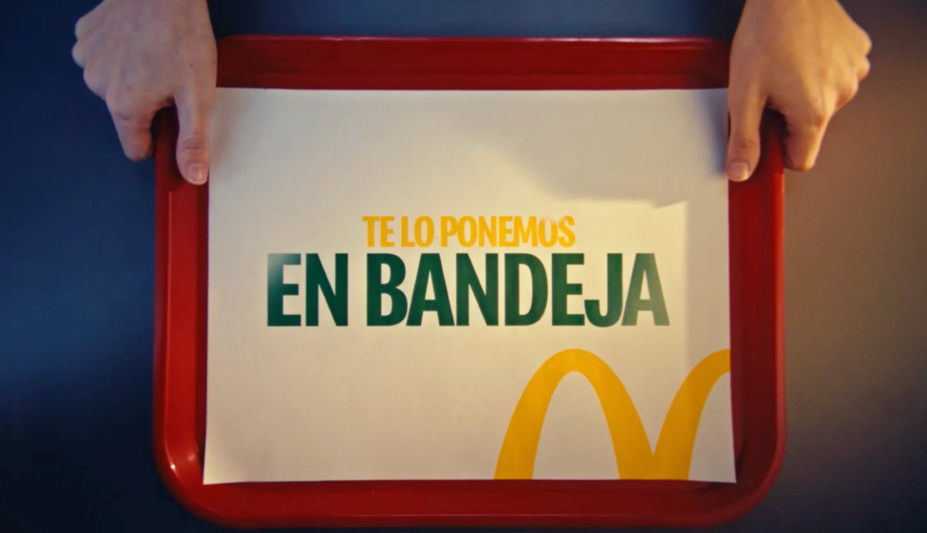 Manos sujetan una bandeja de McDonald's