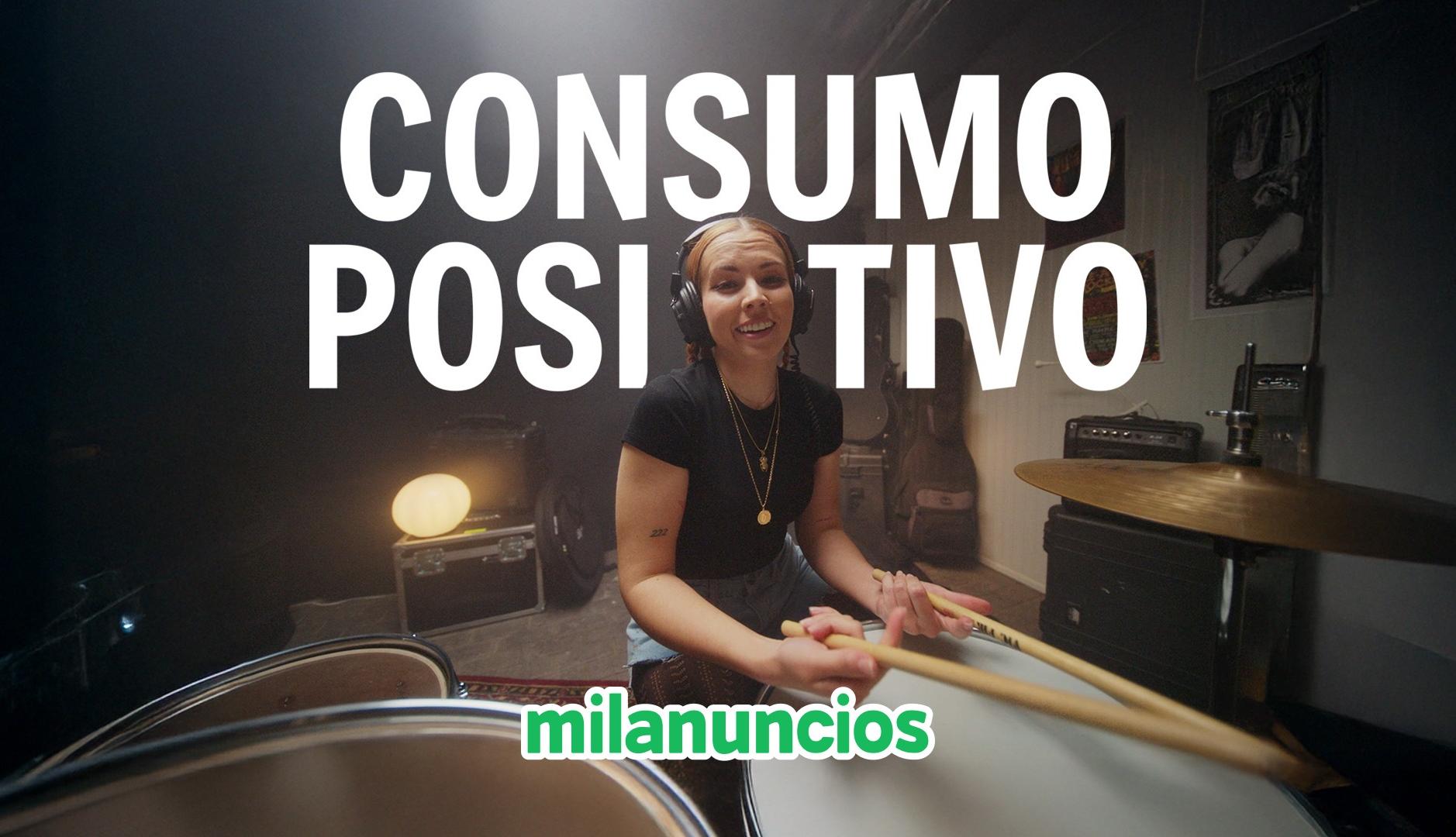 Chica joven tocando la batería con el nuevo posicionamiento de marca de Milanuncios en texto.