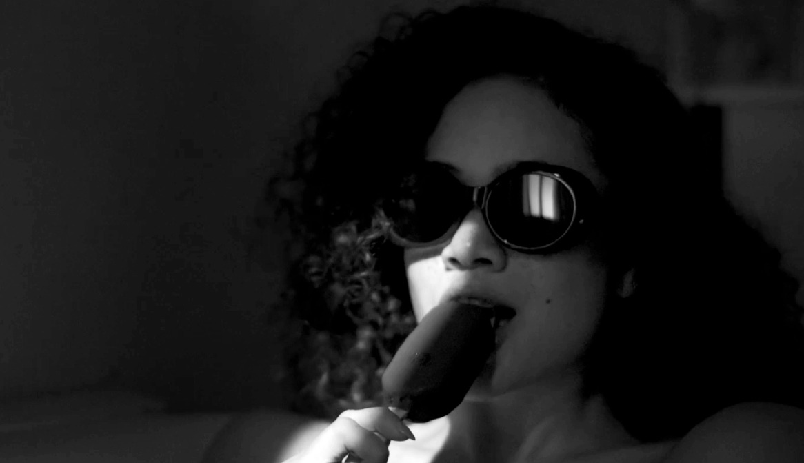 Imagen en blanco y negro de una chica comiendo helado