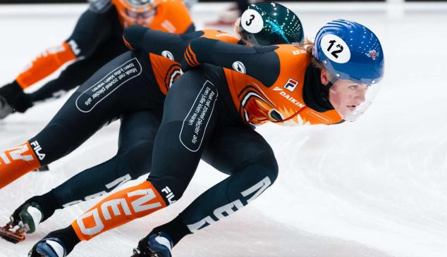 Mujer patinando sobre hielo en competición