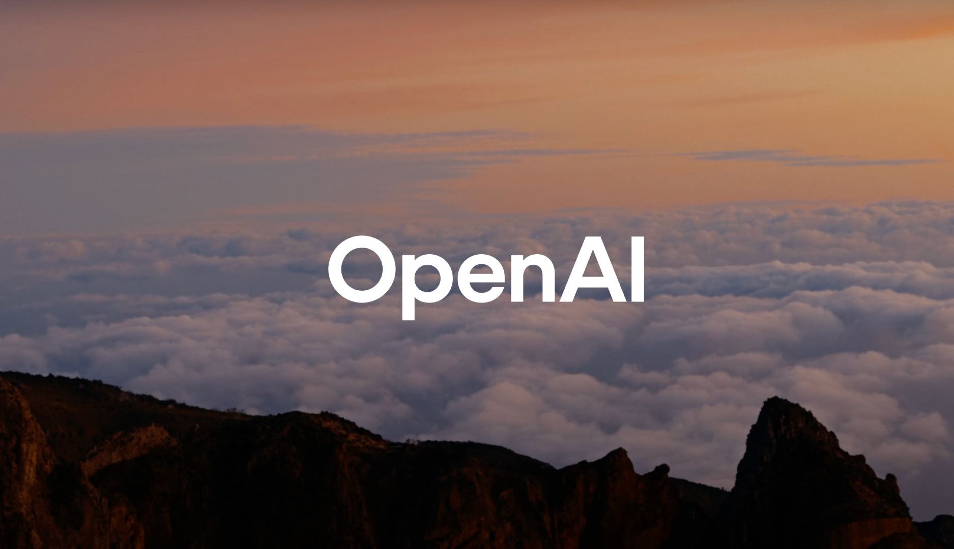 Logotipo de OpenAI sobre un paisaje de nubes