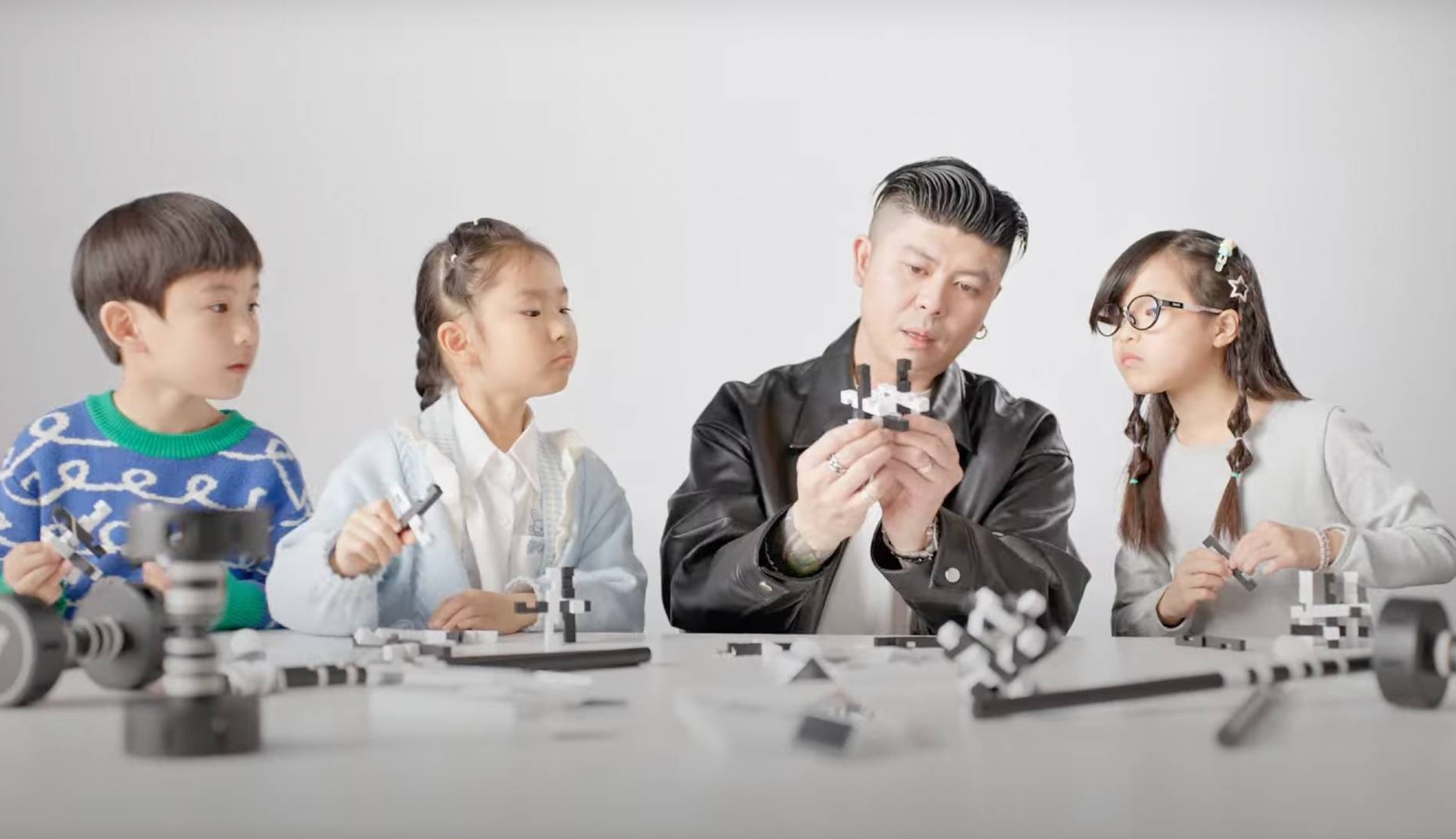 Niños chinos juega con juguetes tradicionales