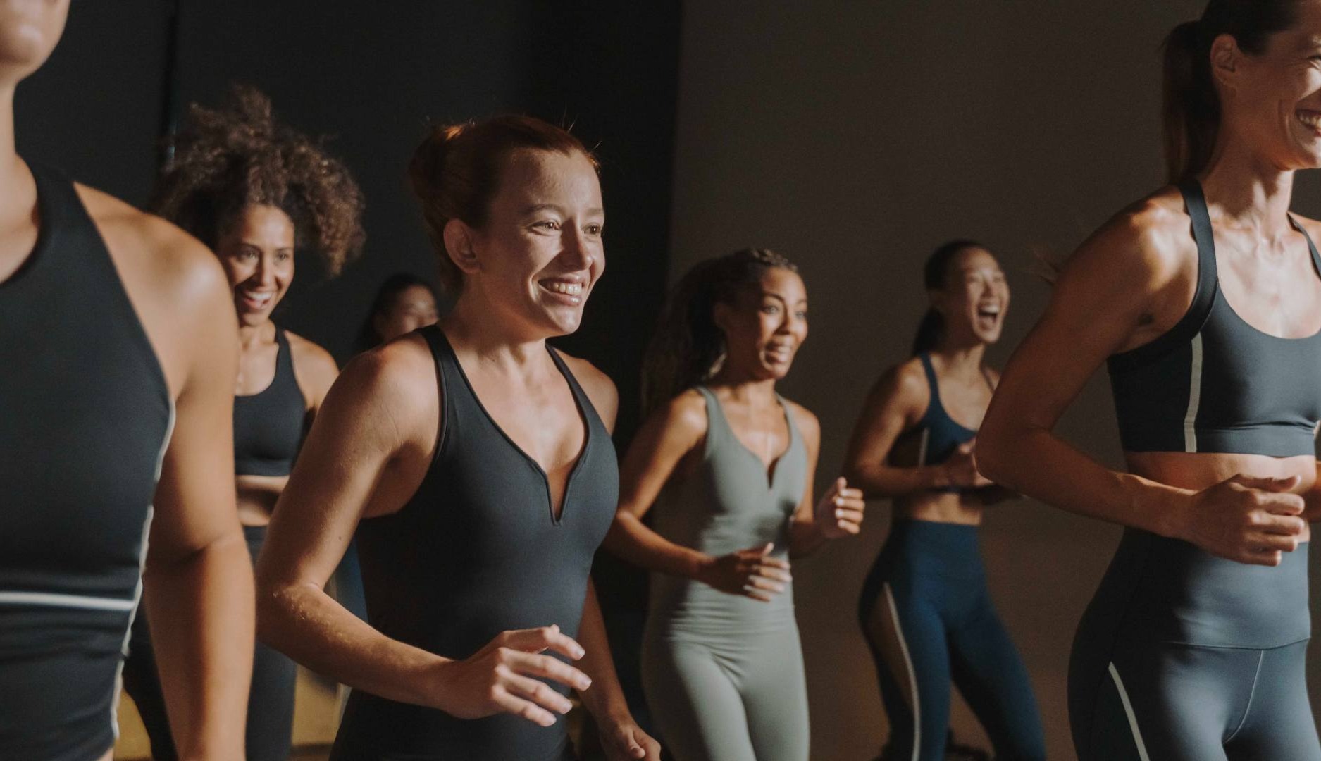 Mujeres luciendo prendas deportivas de la marca Oysho