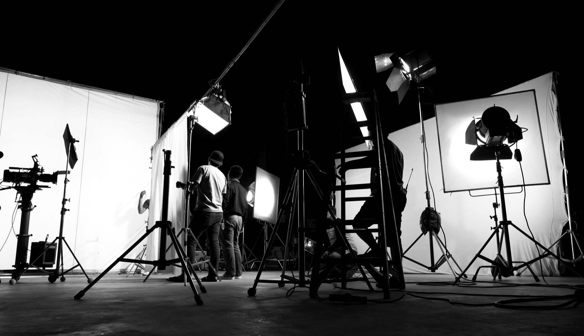 Foto en blanco y negro de un rodaje audiovisual