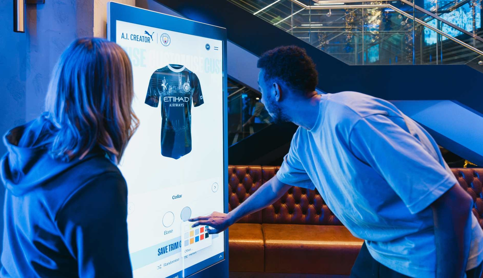 Joven diseñando camiseta del Manchester City en una pantalla