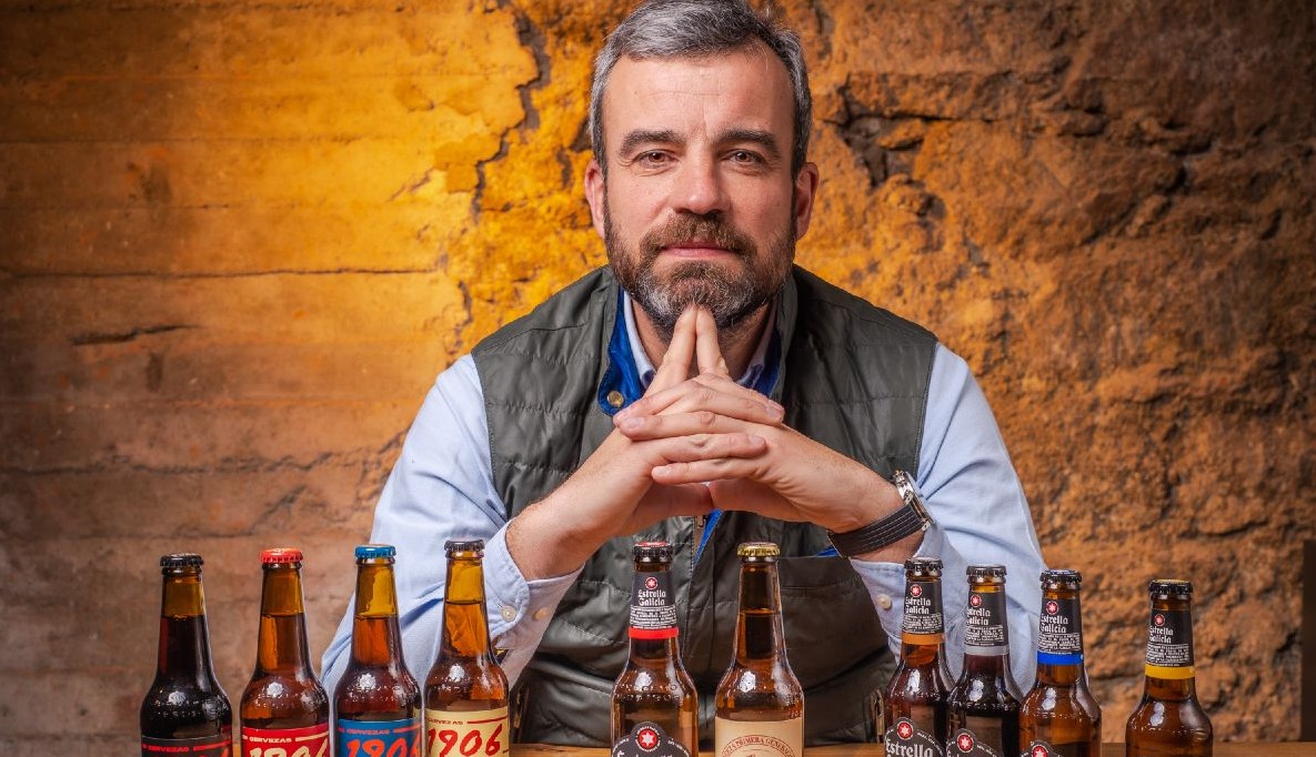 Santiago Miguelez posando con botellas de cerveza de Hijos de rivera