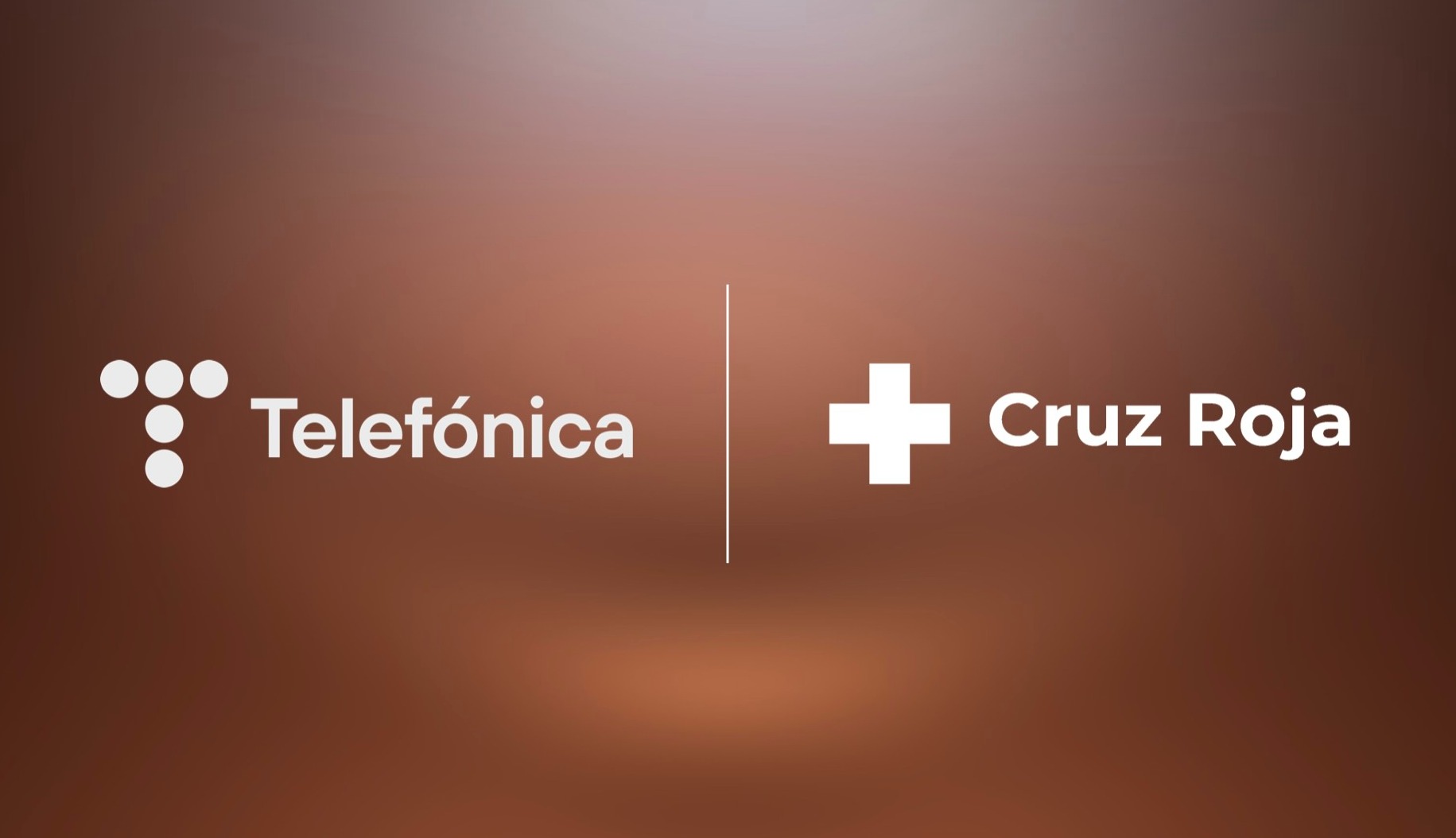 Logotipos de Telefónica y Cruz Roja sobre fondo marrón