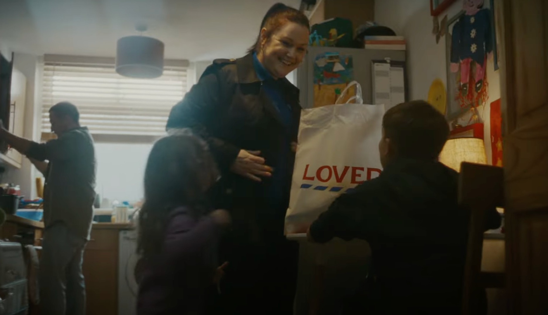 Familia en una cocina durante un anuncio de Tesco