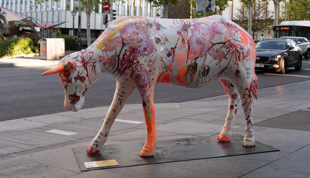 una escultura de una vaca decorada con colores